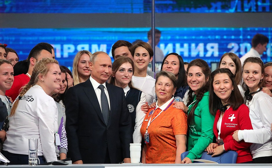 Владимир Путин поручил Правительству РФ рассмотреть инициативы волонтеров-медиков по итогам Года добровольца